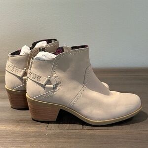 Teva Cream Leather Bootie Size 8